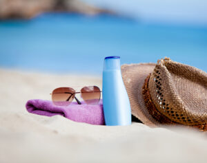 Badetuch und Sonnenschutz (Sonnenbrille, Sonnencreme Sonnenhut)